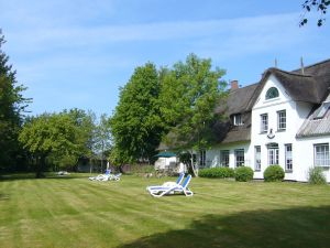 Wiese mit Liegen - Bild 5: Haubarg Sattlerhof Pension mit 10 Fe-zimmern und 2 FeWo in St. Peter-Ording