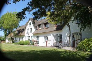 Rückfront des Sattlerhofs mit Terrassen von Sonnenzimmer und Glückskäfer - Bild 1: Haubarg Sattlerhof Pension mit 10 Fe-zimmern und 2 FeWo in St. Peter-Ording