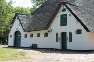 Ansicht des Haubargs von der Wittendüner Allee aus - Bild 2: Haubarg Sattlerhof Pension mit 10 Fe-zimmern und 2 FeWo in St. Peter-Ording