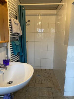 Badezimmer mit bodengleicher Dusche - Bild 5: Herrmanns Ferienwohnung in Geestland - Langen