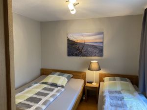 Schlafzimmer mit zwei Betten: einmal 140 x 200 cm, einmal 90 x 200 cm, Schrank - Bild 2: Herrmanns Ferienwohnung in Geestland - Langen
