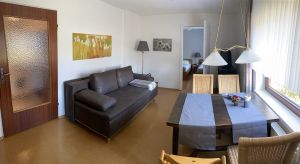 Wohnzimmer mit Essplatz für 4 Personen, Schlafcouch, Liegefläche 150 x 200 cm, Sat-TV, PS 3, HiFi-Anlage mit CD-Player, Bücher, Spiele - Bild 1: Herrmanns Ferienwohnung in Geestland - Langen