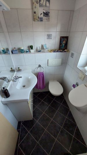 im Treppenhaus - Bild 20: Norden/ Norddeich Ferienwohnung Mery für 2-4 Personen, Balkon, + Hund