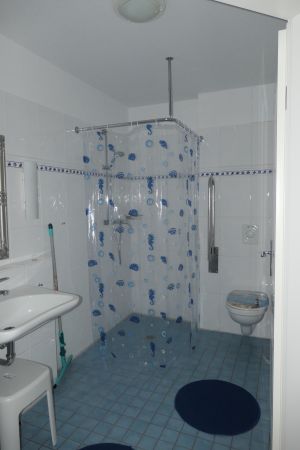 Unser Bad ist -wie die gesamte Wohnung- als barrierefrei zertifiziert - Bild 6: Nordseebad Hooksiel - Strohhus Wohnung 1