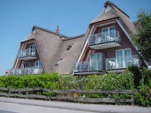echt friesisch und gemütlich - unser reetgedecktes Haus - Bild 1: Nordseebad Hooksiel - Strohhus Wohnung 1