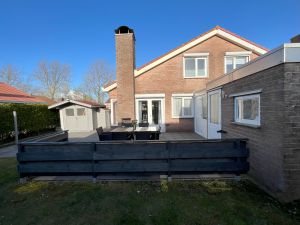 Der Sichtgeschütze Garten mit einer Fläche von ca. 100 qm ist umsäumt mit einer Hecke.

Gartenmöbel, Sonnenschirm und Liegen sind vorhanden - Bild 10: Strandnahes Ferienhaus Carpe Diem für 6 Personen mit Hund in Breskens