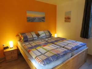 Wohnzimmer mit einer Küchenzeile - Bild 2: Ferienhaus bis 2 Gäste mit Garten und Gartensauna in Ostfriesland