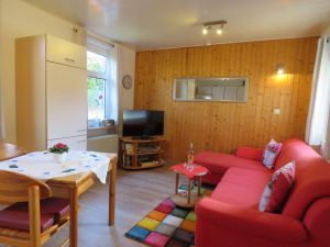 Gut eingerichtete Küchenzeile im Wohnzimmer - Bild 1: Ferienhaus bis 2 Gäste mit Garten und Gartensauna in Ostfriesland