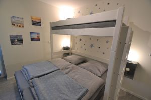 Schlafzimmer mit Doppelbett und Hochbett, sowie TV - Bild 2: HeimatHafen Fedderwardersiel Ankommen - Durchatmen - Wohlfühlen.