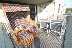 mit Strandkorb und Sitzgelegenheit - Bild 12: HeimatHafen Fedderwardersiel Ankommen - Durchatmen - Wohlfühlen.