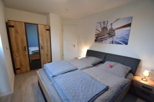 Schlafzimmer mit Doppelbett und TV - Bild 1: HeimatHafen Fedderwardersiel Ankommen - Durchatmen - Wohlfühlen.