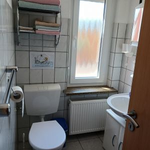 Bad mit Dusche und WC - Bild 8: Ferienwohnung in der Nähe der ostfriesichen Nordseeküste