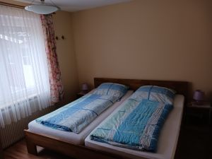Schlafzimmer mit Doppelbett - Bild 1: Ferienwohnung in der Nähe der ostfriesichen Nordseeküste
