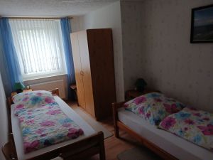 Schlafzimmer mit 2 Einzelbetten - Bild 3: Ferienwohnung in der Nähe der ostfriesichen Nordseeküste