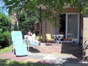 Sie verfügen über eine teilüberdachte Süd-Terrasse ausgestattet mit einem Gartentisch, Bistrostühlen und zwei Relaxstühlen. - Bild 7: Studio mit Terrasse