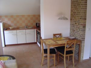 Der Esstisch ist gleich neben der Küche. - Bild 4: Studio mit Terrasse