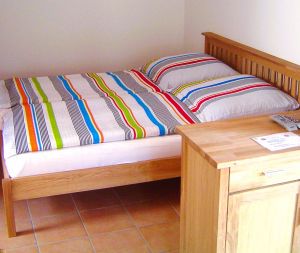 Im hinteren Bereich der kleinen Studio-Wohnung finden Sie ein Doppelbett und einen geräumigen Kleiderschrank. - Bild 6: Studio mit Terrasse