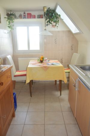 Die helle Küche lädt ein den Sonnenuntergang zu genießen. Von hier aus lassen sich die Vögel beobachten und der Blick über die Hallig genießen. - Bild 3: Ferienwohnung mit Weitblick auf Hallig Hooge